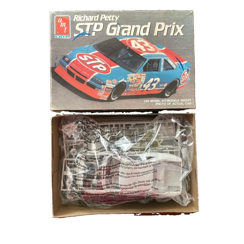 Richard Petty AMT Ertl 6728 1/25 43 STP  Pontiac NASCAR Model Kit 1990 Open Box
